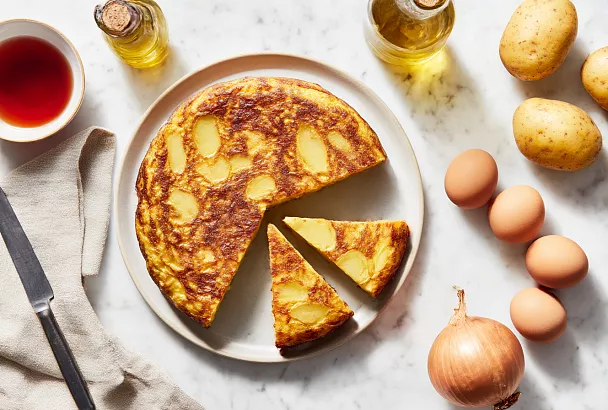 Классическая испанская тортилья с картошкой и луком на завтрак