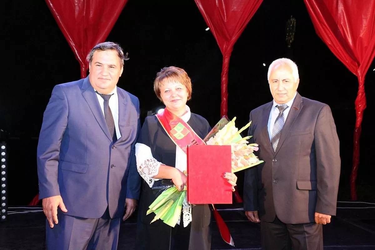 Глава района Юрий Васин и председатель районного Совета Алексей Юрьев поздравляют с присвоением звания Почётного учителя начальных классов СОШ №1 Ольгу Шейкину. Глава района Юрий Васин и председатель районного Совета Алексей Юрьев поздравляют с присвоением звания Почётного учителя начальных классов СОШ №1 Ольгу Шейкину.