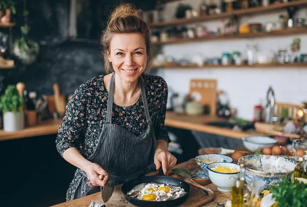 Сардины с яйцом и сыром на сковороде: быстрый ужин за 10 минут