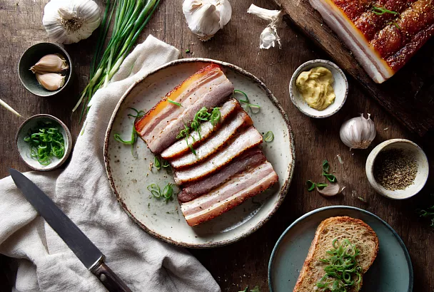 Слегка солю брюшину, варю в двойном пакете — и через час получаю нежный деликатес на бутерброд