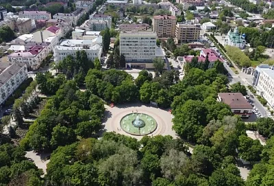 Запутался в проводах и упал: метеозонд приземлился на парашюте на улице в Армавире