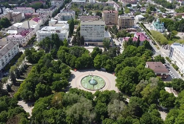 Запутался в проводах и упал: метеозонд приземлился на парашюте на улице в Армавире