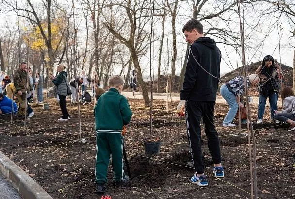 Фруктовый маршрут: DOGMA высадила плодовую аллею в микрорайоне Самолет