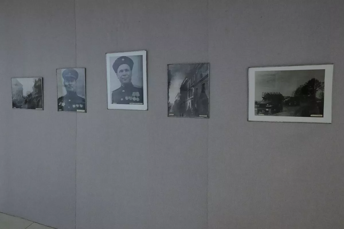 В экспозиции представлено более 50 военных фотографий.