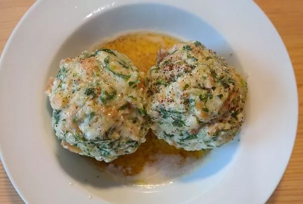Это очень простое, но вкусное блюдо - обожают мои дети и племянники. Съедают без разговоров: тефтели из гречки в сметанном соусе