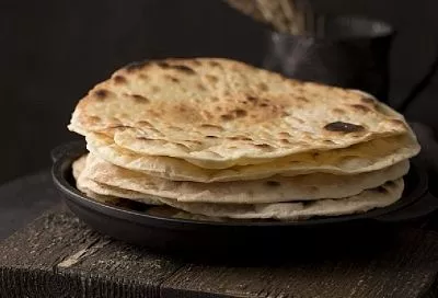 Хрустящие и мягкие одновременно: повар из ресторана рассказал, как готовить лепешки на минералке, о которых многие слышали, но не все пробовали