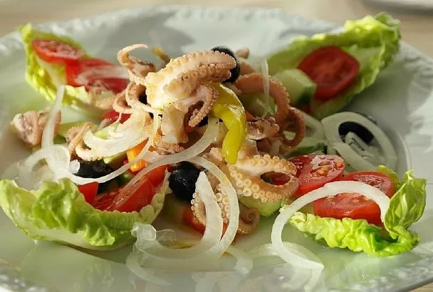 Достоен праздничного стола: теплый салат из осьминога