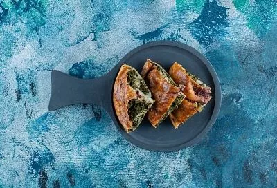 От такого пирога ни одна фигура не пострадает: пирог с цветной капустой и шпинатом из бездрожжевого теста