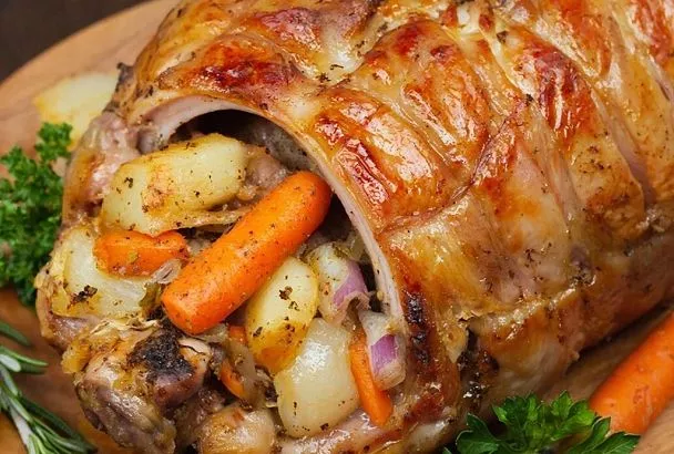 Готовлю рульку, как научили в Праге в медовом маринаде. сначала варю, затем запекаю