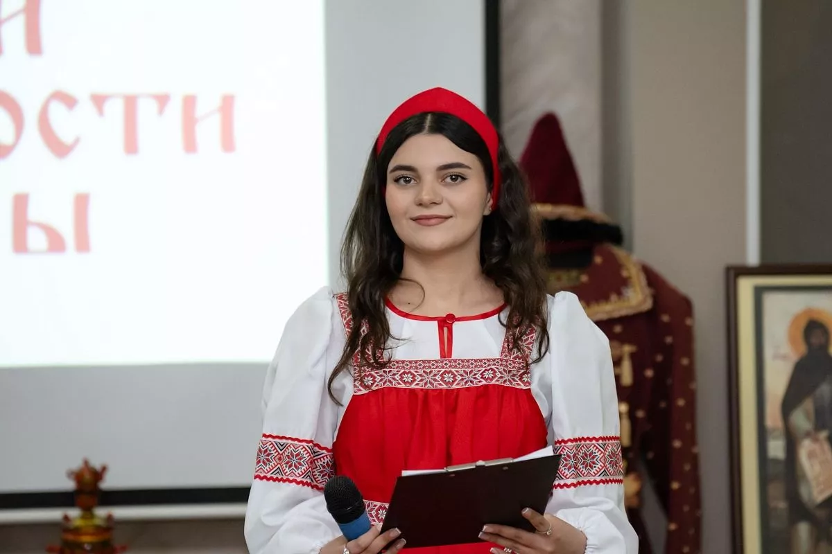 Участники и ведущие праздничного вечера были в ярких национальных костюмах. Участники и ведущие праздничного вечера были в ярких национальных костюмах.