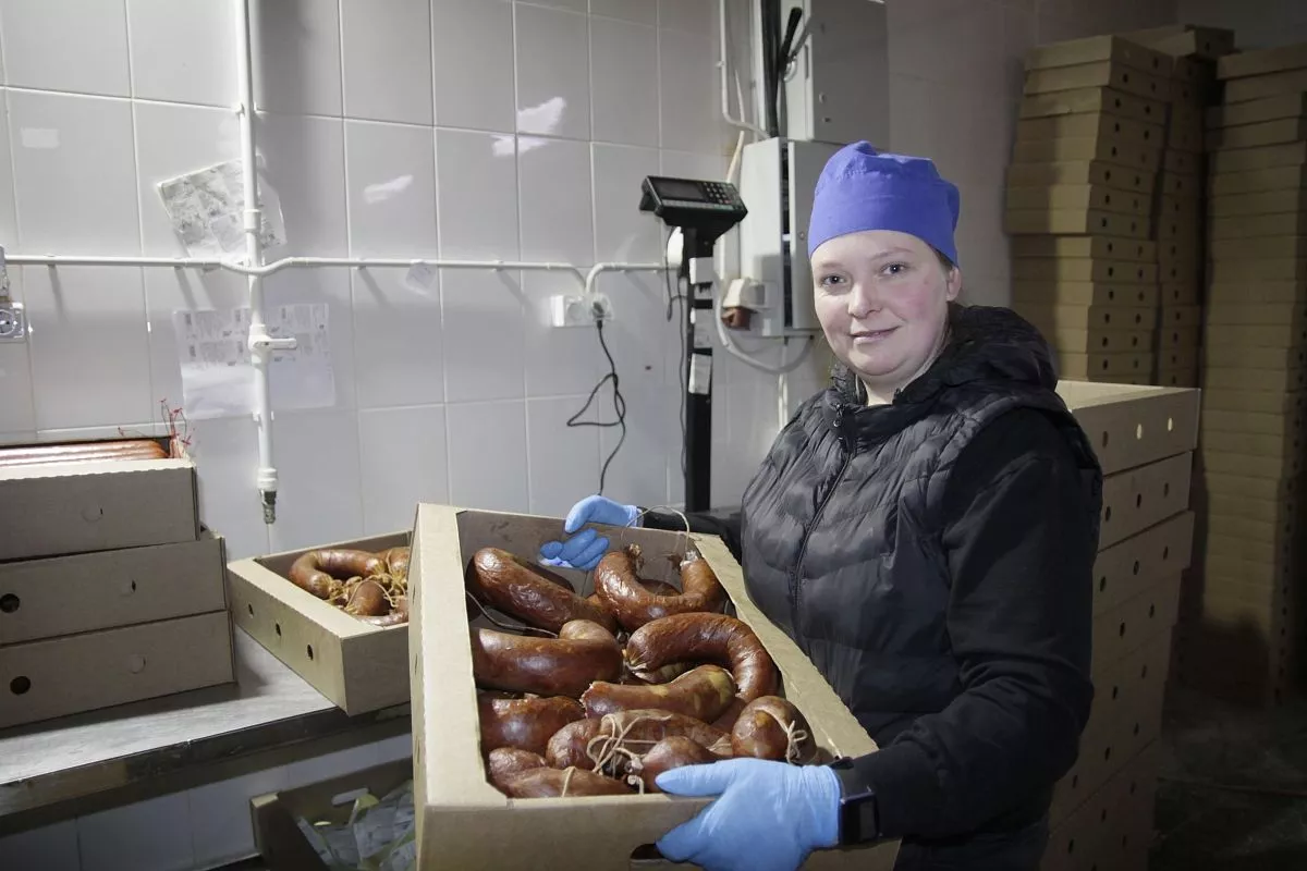 Работница мясоперерабатывающего предприятия Евгения Мирошниченко дорожит своим рабочим местом.