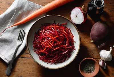 Натёрла сырую свёклу с морковью и заправила кориандром — получается полезный зимний салат без скачков сахара