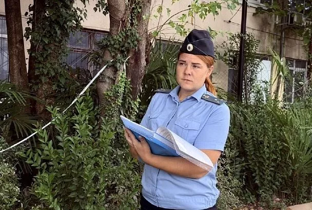 Незаконно пристройку к многоквартирному дому снесли в центре Сочи