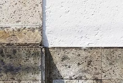 Прикрыл бетон так — и навечно защитил от трещин: как умные каменщики делают бетонный цоколь в каменной броне