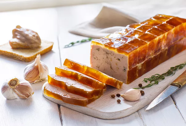 Складываю уши слоями, заливаю чесночным бульоном — и утром режу мясную «ветчину», и цена доступная