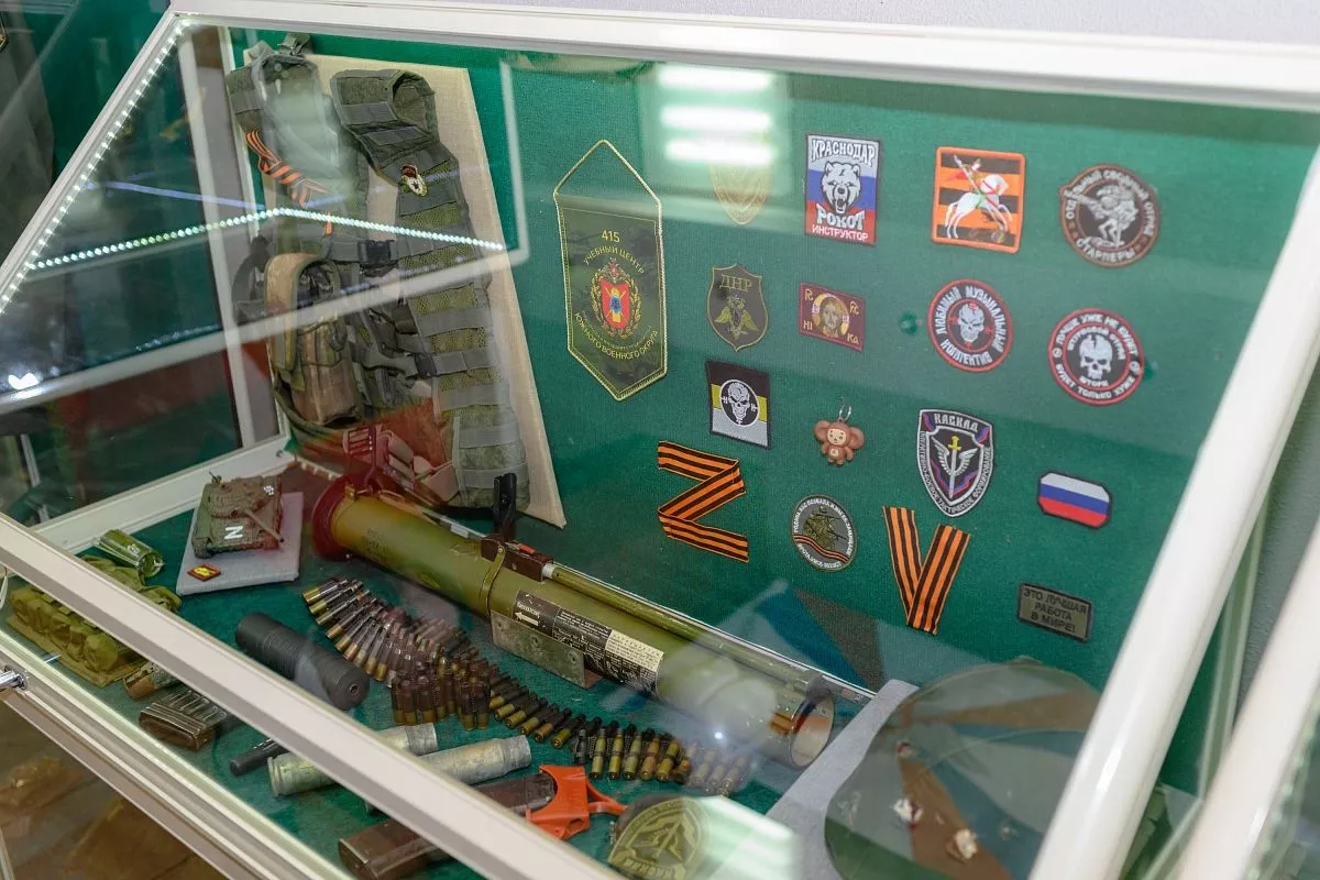 Ветеран СВО на минуту задержался у одной из экспозиций, посвященной защитникам Донбасса.