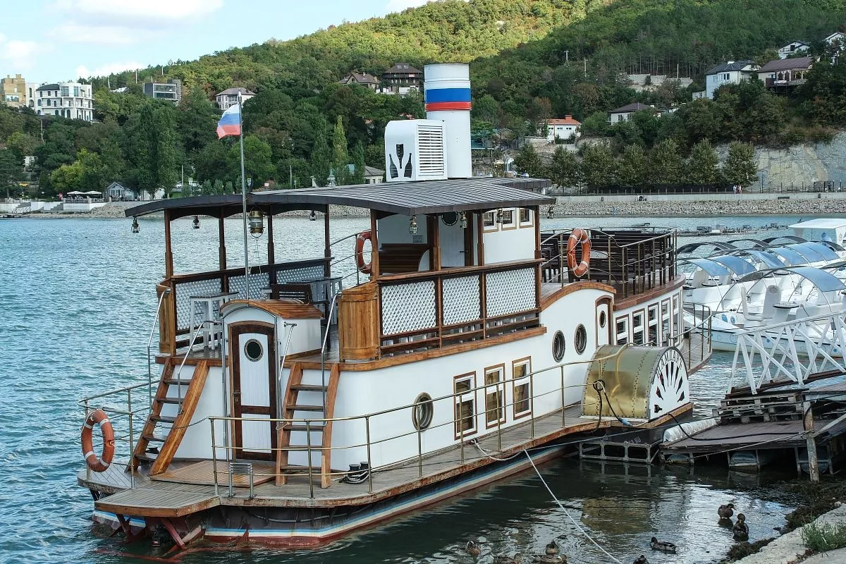 Современные яхты, катамаран, ретро-яхты и речные трамвайчики. Все это можно найти в водном парке на озере. Что бы вы ни выбрали, прогулка станет одним из самых ярких воспоминаний о живописном озере.