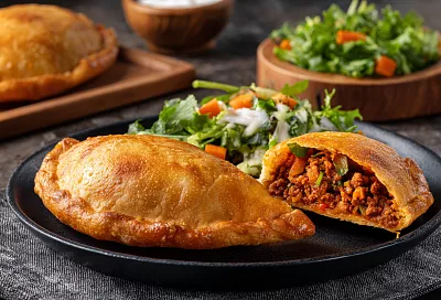 Хрустящие чебуреки с пикантной начинкой из корейской морковки