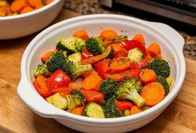 Как быстро сварить овощи в микроволновке: лайфхак с зубочисткой и пакетом