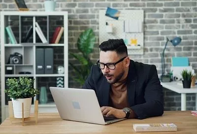 Зеленский в файлах Эпштейна, крушение самолета в Колумбии и зарплата главного тренера «Краснодара». Главное к утру 25 марта