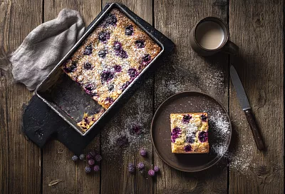 Нежный пирог с творогом и смородиной