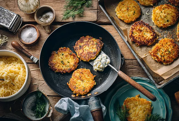 Настоящие белорусские драники: тёплая корочка и сметанный соус как дома