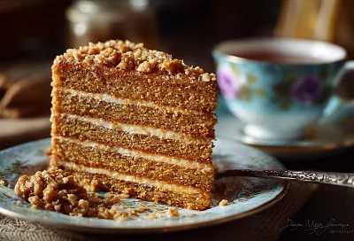 Торт «Мадонна» из детства: медовые коржи, нежный крем на сгущёнке и ореховая крошка – возвращает в 80-е за один кусочек