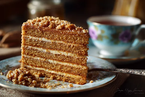 Торт «Мадонна» из детства: медовые коржи, нежный крем на сгущёнке и ореховая крошка – возвращает в 80-е за один кусочек