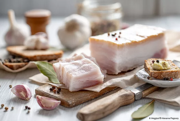 Варёное сало в пакете – невероятно нежное, ароматное и всегда идеально просоленное