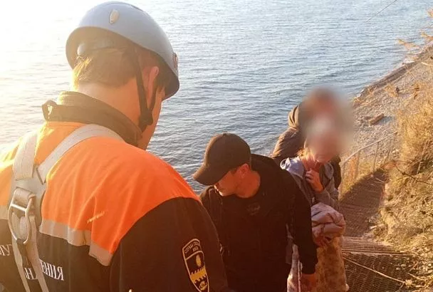Турист сорвался с обрыва на галечный пляж под Анапой: его эвакуировали спасатели