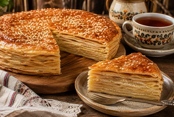 Складываю тонкие блины стопкой с манкой и сахаром: пирог "кадуйский доспешник" выходит слоёным и необычным