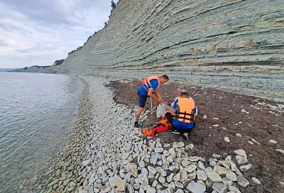 Спасатели эвакуировали травмированного туриста с пляжа под Геленджиком