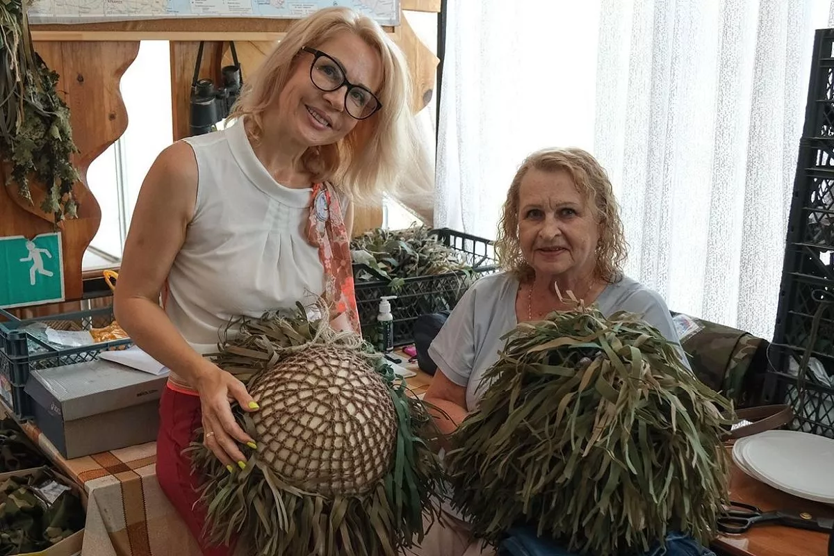 Участницы «Мам Бата» создают для бойцов экипировку. Например, сейчас большим спросом пользуются костюмы лешего и ворона. Участницы «Мам Бата» создают для бойцов экипировку. Например, сейчас большим спросом пользуются костюмы лешего и ворона.