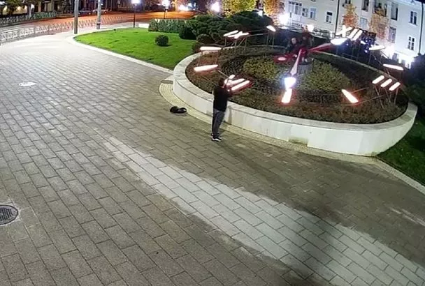 Полиция ищет мужчин, устроивших фотосессию на Цветочных часах в Краснодаре