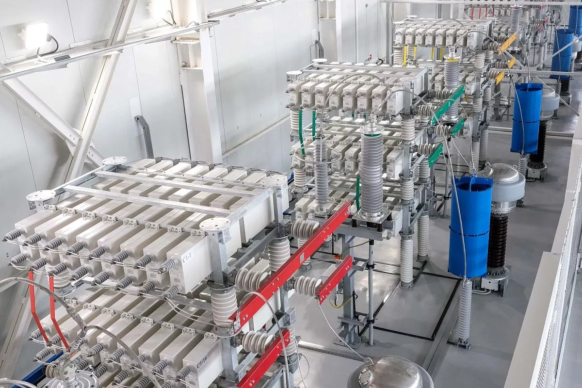 Энергомост, присоединивший полуостров, работает в оба направления в зависимости от пиков потребления.