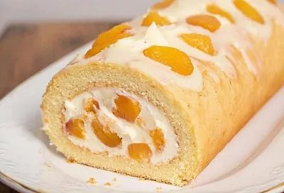 В этом рулете все прекрасно и тесто, и персики и начинка с персиками. А печется все вместе