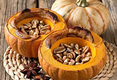 Осенний десерт, который никого не оставит равнодушным: запеченная тыква с орехами