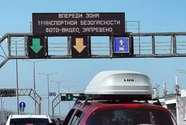 Час в ожидании проезда: пробка растет у Крымского моста со стороны Керчи