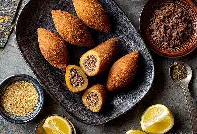 Формую трубочки из булгура и начиняю жареным фаршем — получаются хрустящие левантийские котлетки с сюрпризом внутри!