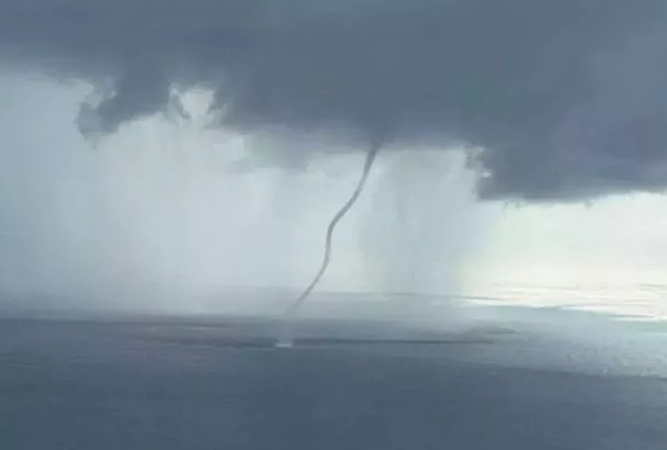 Смерчи ожидаются над Черным морем в Сочи и Сириусе