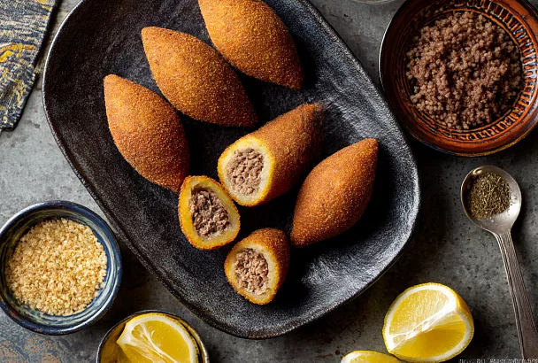 Формую трубочки из булгура и начиняю жареным фаршем — получаются хрустящие левантийские котлетки с сюрпризом внутри!