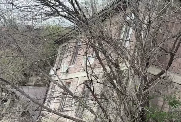 Потоки воды смыли трехэтажную пристройку к многоквартирному дому в Махачкале