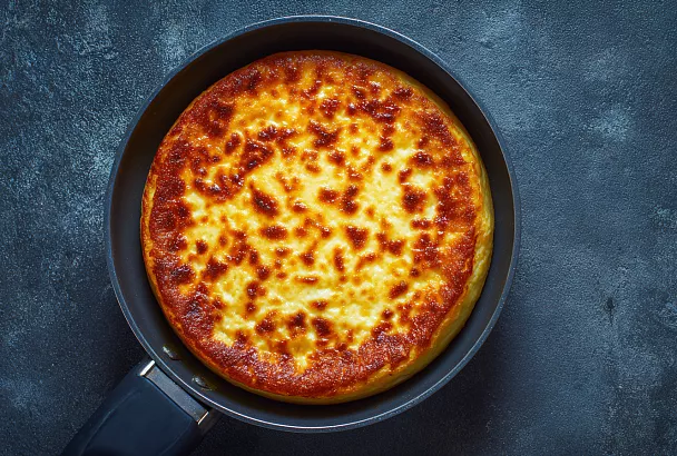 Пирог на сковороде с творогом и зеленью: лёгкий рецепт без масла и лишней муки