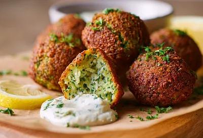 Фалафель по-домашнему: честный рецепт с зеленью и тахинным соусом