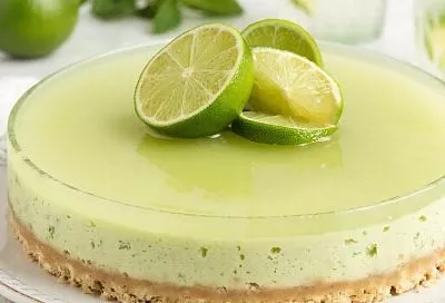Воздушная текстура, умеренная кислинка в гармонии со сладостью и яркий цитрусовый аромат: освежающий лаймовый пирог без выпечки 