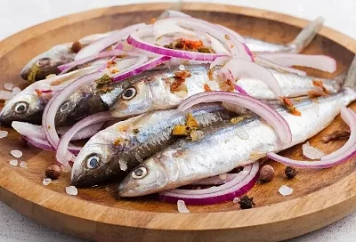 Выбираю черноморскую хамсу, пока сезон: 3 способа заготовки бюджетной рыбы до следующего сезона