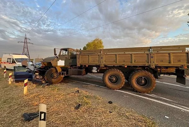 «Урал» раздавил легковушку на трассе в Краснодарском крае. Есть жертвы