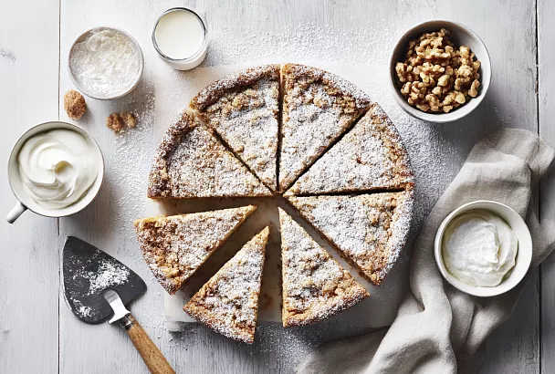 Рассыпчатый ореховый пирог с хрустящей крошкой, идеальный для праздничного стола