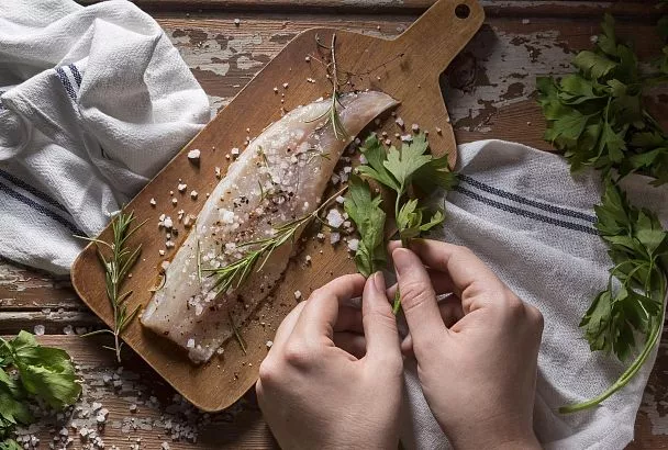 Малосольная скумбрия пряного посола. Быстрый способ засолки рыбы в рассоле