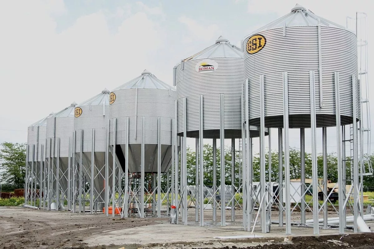 В строительство свиноводческого селекционно-генетического центра мощностью до 40 тыс. голов инвестор планирует вложить почти 1,5 млрд. рублей. В строительство свиноводческого селекционно-генетического центра мощностью до 40 тыс. голов инвестор планирует вложить почти 1,5 млрд. рублей.